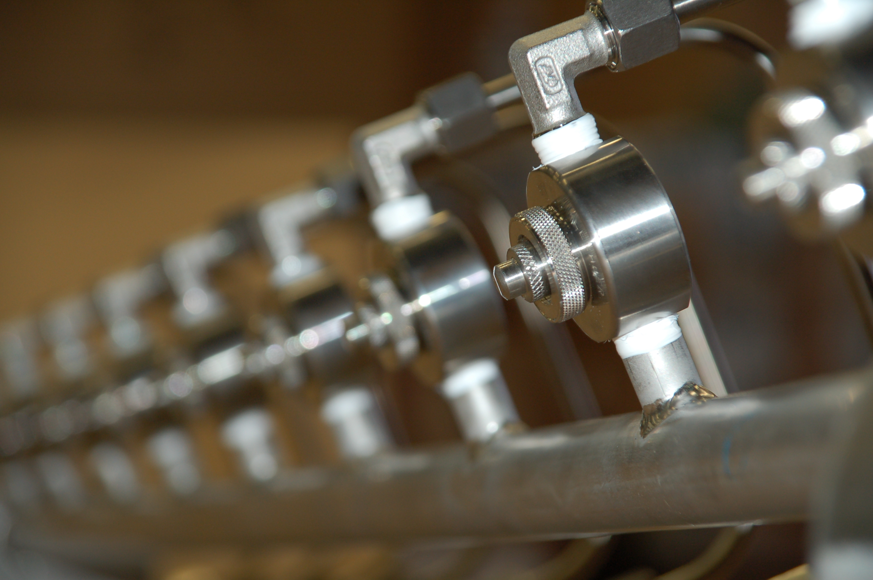 Разпръскващ линеен колектор със двуфлуидни дюзи