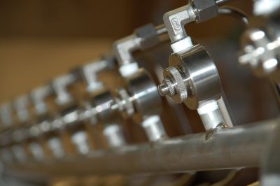 Разпръскващ линеен колектор със двуфлуидни дюзи